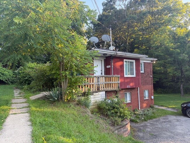Building Photo - 2551 Tilbrook Rd Unit B