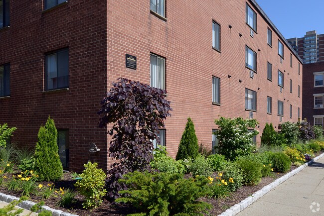 Babcock Street Apartments, 222-230
