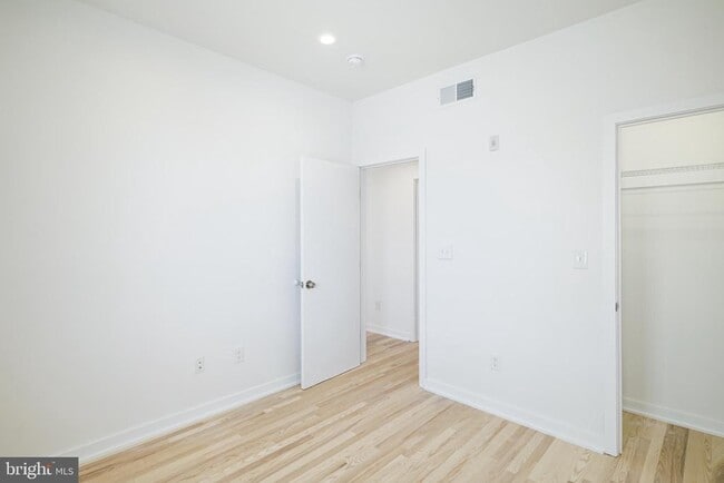 Building Photo - 1842 E Harold St Unit 4