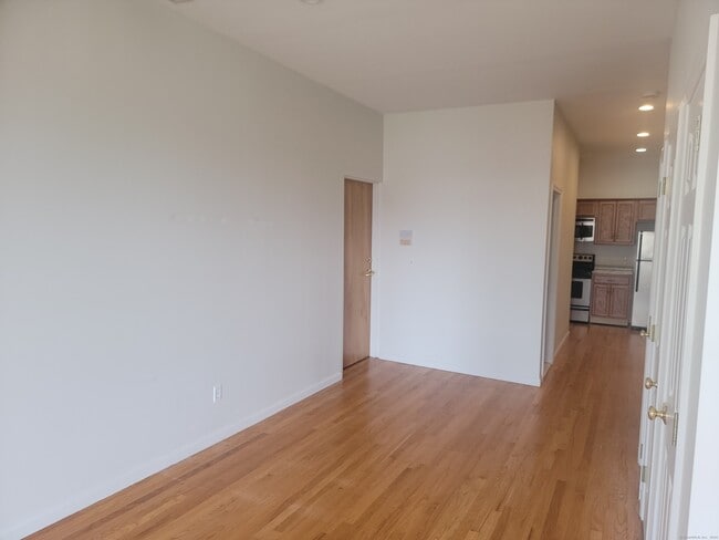 Photo - 1094 Main St