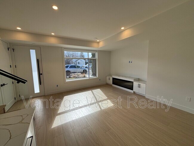 Photo - 1-830 Lawson Ave