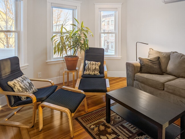 Living room with bay windows - 22 Reed St Unit 2