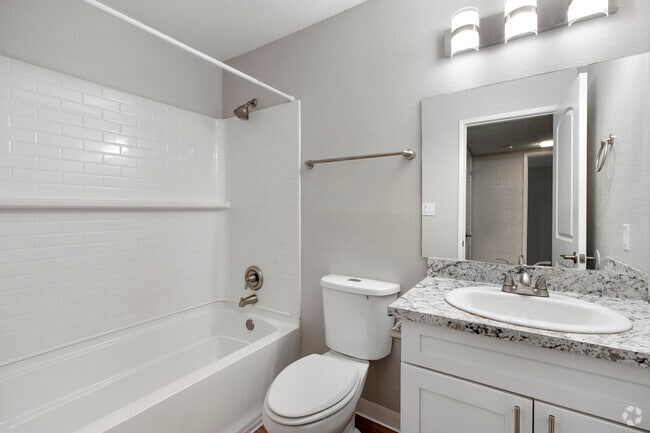 1BR, 1BA - 650SF - Bathroom
