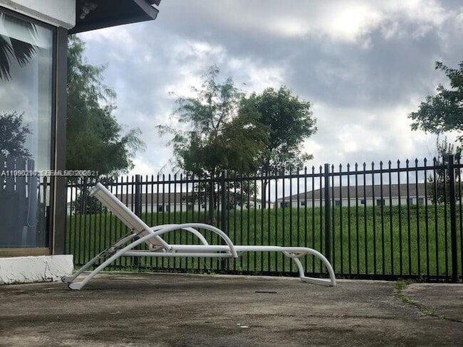 Photo - 534 NE 195th St