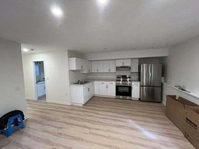 Photo - 566 Prior St