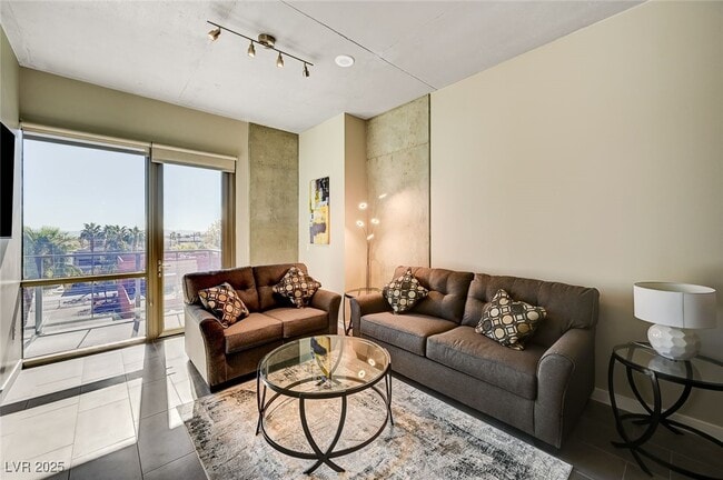 Photo - 353 E Bonneville Ave Unidad 439