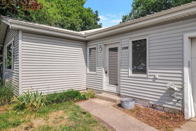 Photo - 2 BED / 1 BATH HOUSE IN CENTRAL CHAMPAIGN ...