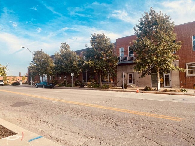 Building Photo - 301 E Court Ave