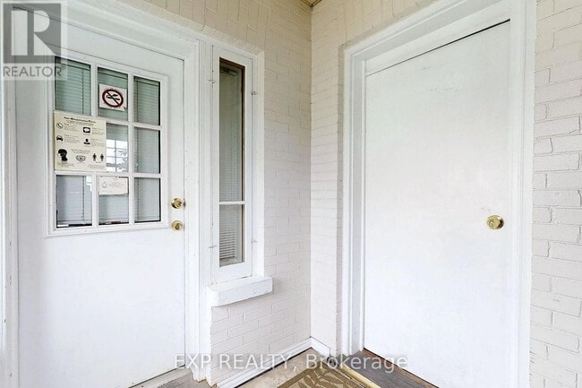 Photo - 15 Colborne St E