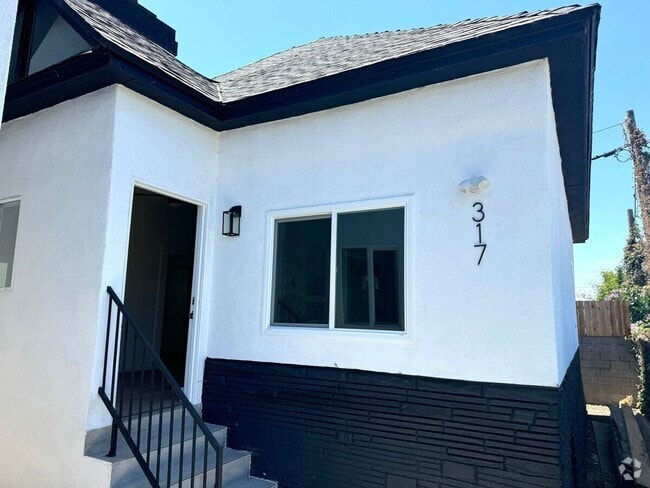 Building Photo - 4 Bed 2 Bath in Echo Park with Back Patio Rental