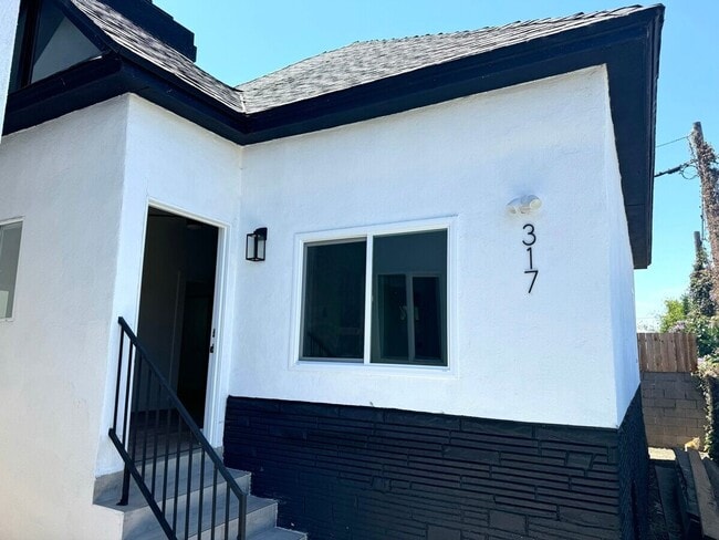 4 Bed 2 Bath in Echo Park with Back Patio - 4 Bed 2 Bath in Echo Park with Back Patio House