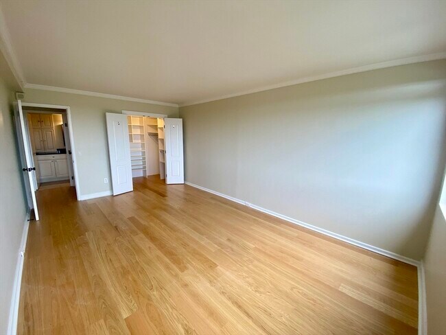 Building Photo - 1731 Beacon St Unit 1206 Rental