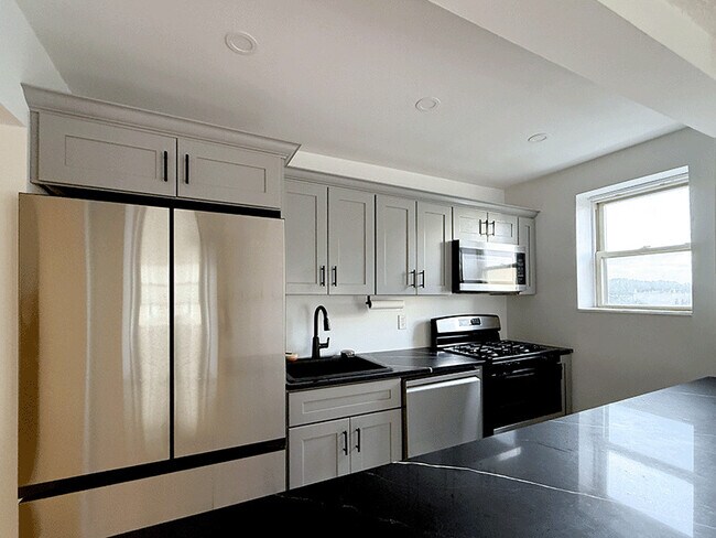 19-31 Lyons Ave