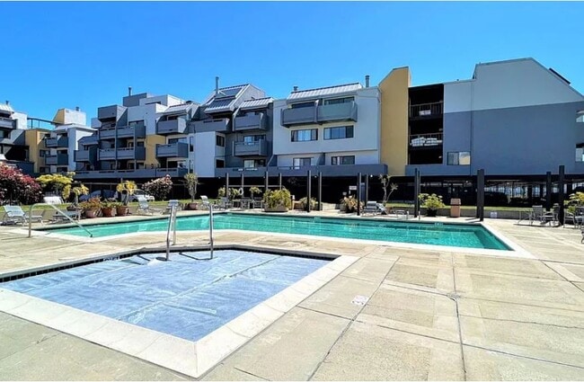 Building Photo - 5 Embarcadero W Unit 215