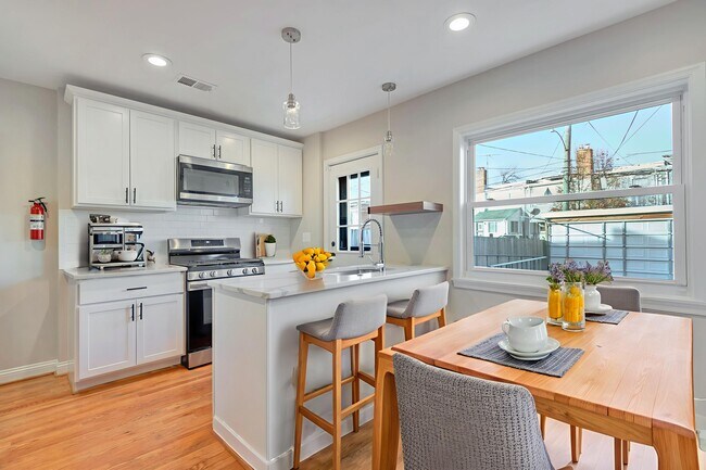 Photo - 3428 Dix St NE