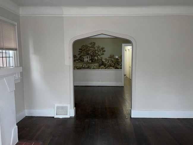 3277 Calvert Ave Unit 3277 Calvert St - Lower
