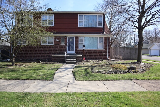Upper 2 bedroom multi-family for rent - 1343 Pagel Ave Unit 2