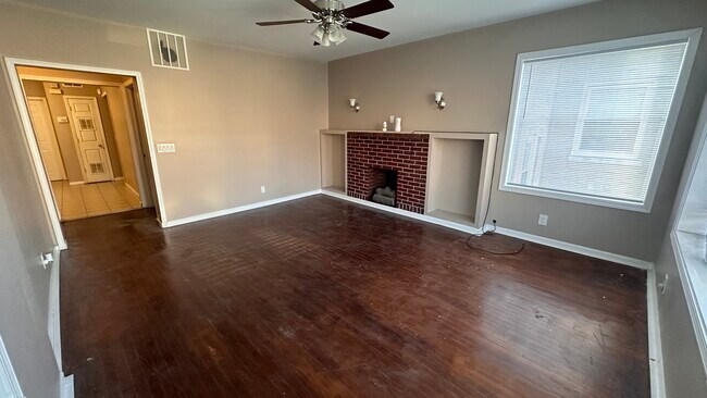 SALÓN (SEGUNDA VISTA) - 7948 S Drexel Ave Unidad 2