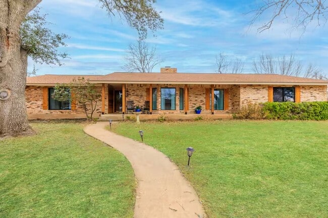 Building Photo - 3 Bed, 3 Bath Home with Expansive Kitchen, Two Living Areas & Private Suite