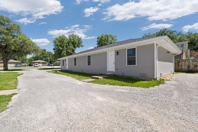 Building Photo - S0275-MF2 Unit B
