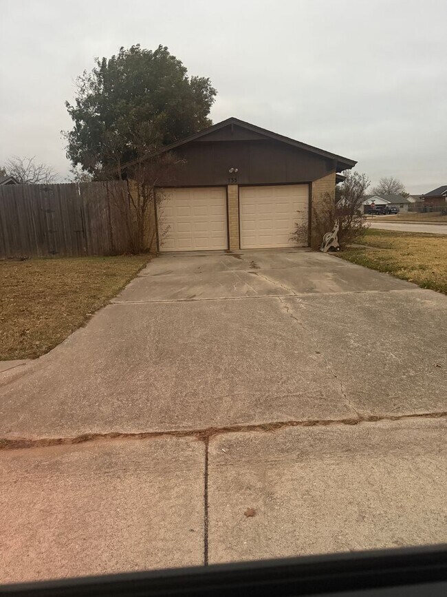 Photo - 735 Willow Run