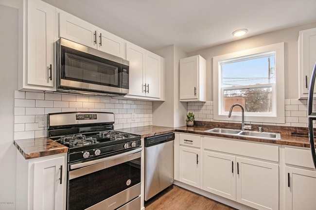 Building Photo - 1116 36th St SW Rental