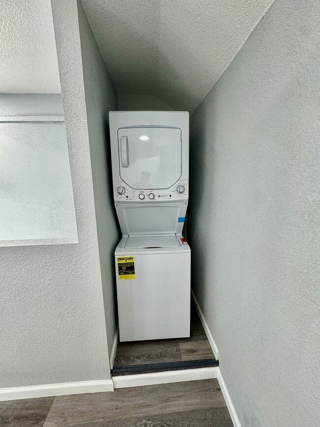 Photo - Spacious 2BD/1BA on 2nd Floor with In-Unit... Unit # C