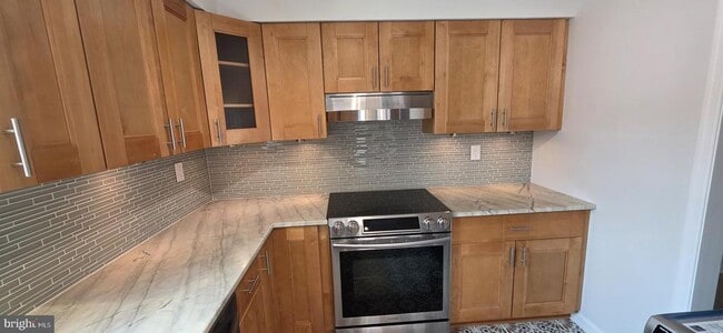 Photo - 165 Leeds Ct W