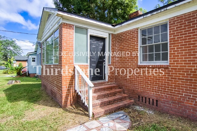 Photo - 8057 Oakwood St