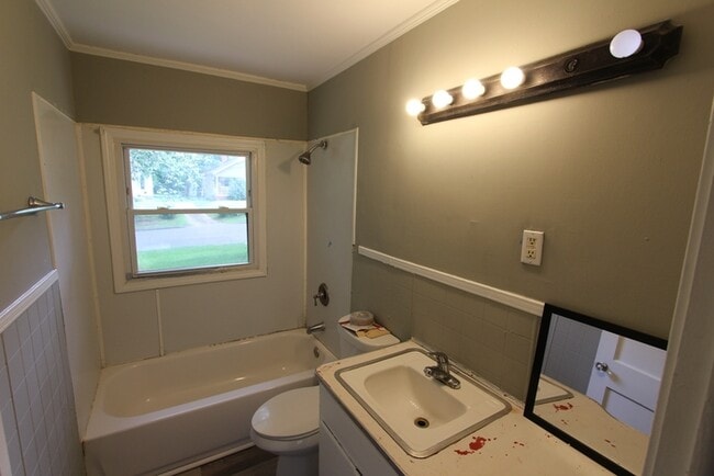 Photo - 725 Lucas St