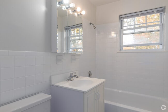 Baño: 3 habitaciones, 1 dormitorio, 1 baño, 558SF