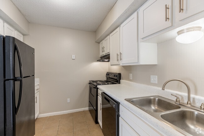 2BR, 1,5BA - 1.215SF - Stone Brooke Apartments Homes