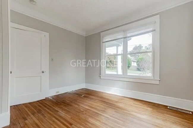 Photo - 808 3rd St SE