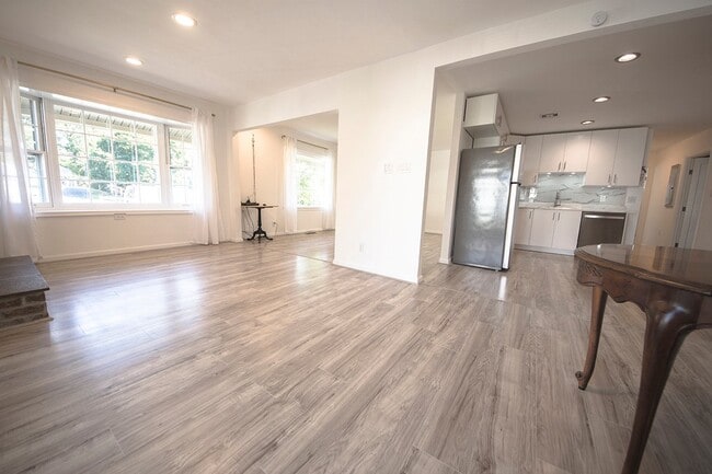 Photo - 105 N Cypress Rd