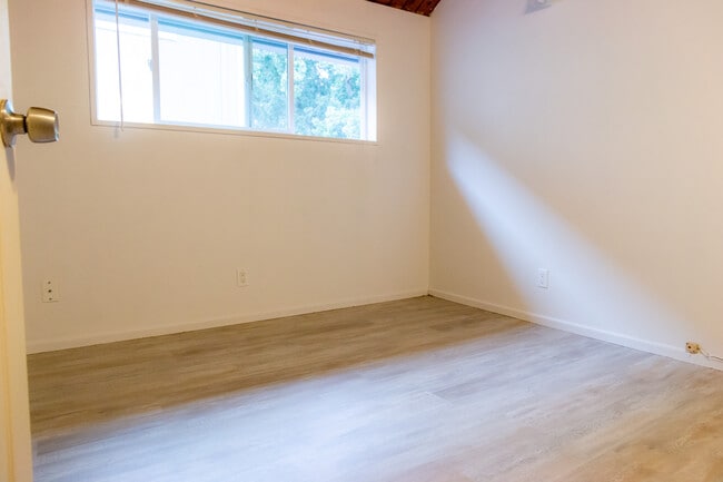 Photo - 1072 SW E Ave