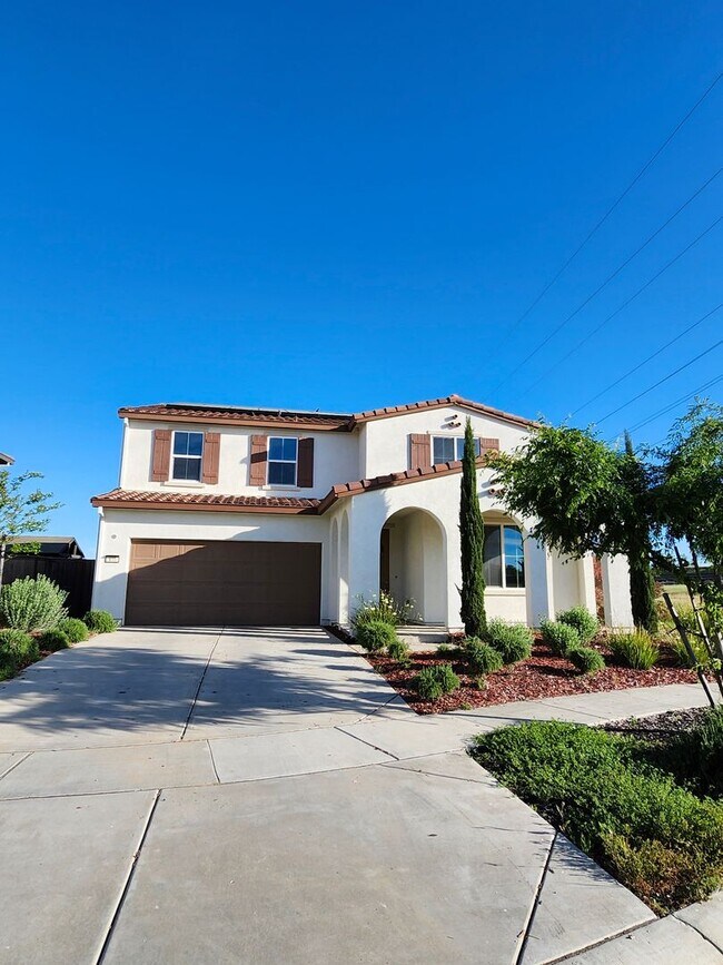 Photo - Beautiful Plumas Lake home on a large lot with SOLAR