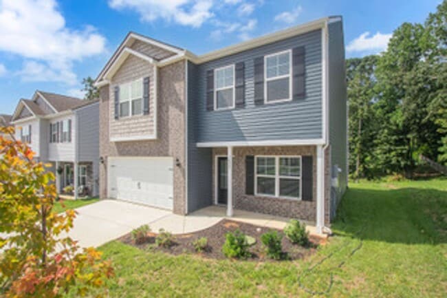 Photo - Knoxville 37932 - AVAILABLE July 1, 2026 - BEAUTIFUL, 3 bedroom, 2.5 bath home - Call Kathy Levei...