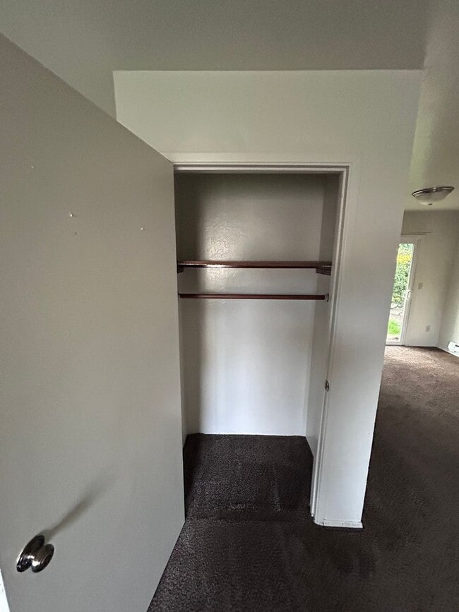 Photo - 3 bedroom 1 bath house w/ attached garage in Coos Bay!