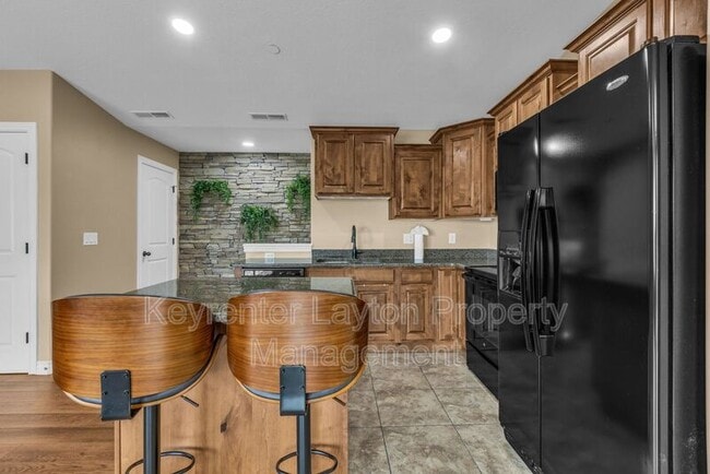 Photo - 905 S Main St