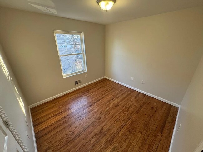 Photo - 305 S 6th St