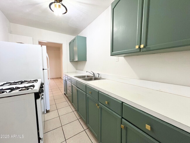 Photo - 946 E 12th St