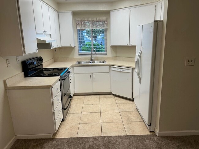 Photo - Spacious bright condo with new carpet and new paint and 2 bathrooms