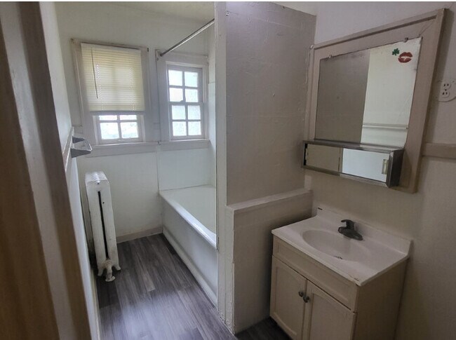 Unit 5: Bathroom - 114 N 32nd Ave Omaha..All Utilities Included