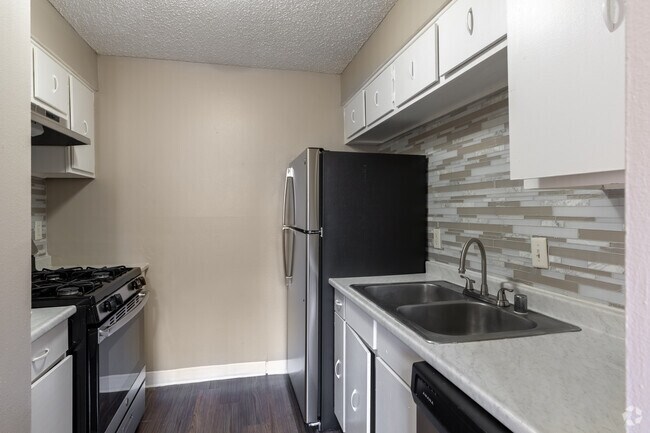 1BR, 1BA - 670SF - Kitchen