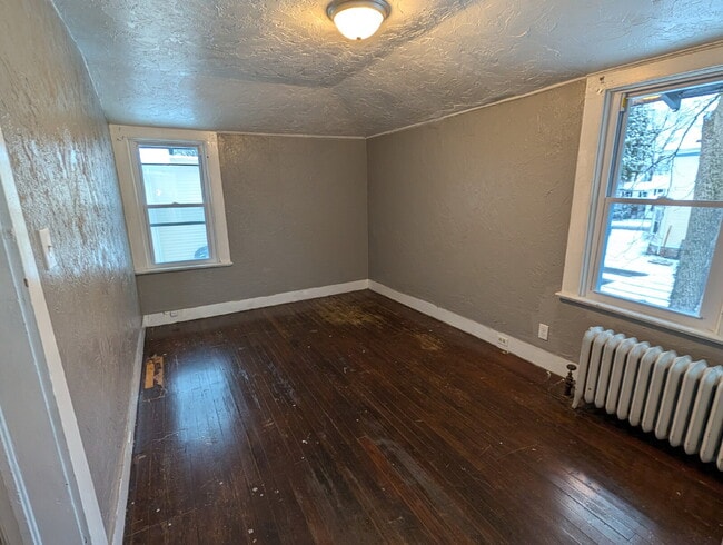 Photo - Multi Unit building
Upper Rear Unit Unidad 2B