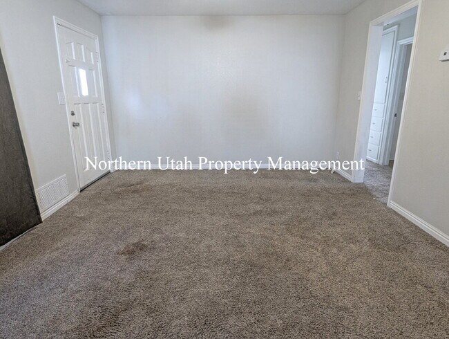 Photo - Upper Unit - 2 Bed 1 Bath Unit Up