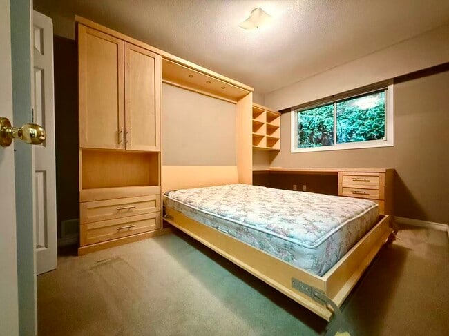 Building Photo - 650 Roderick Ave