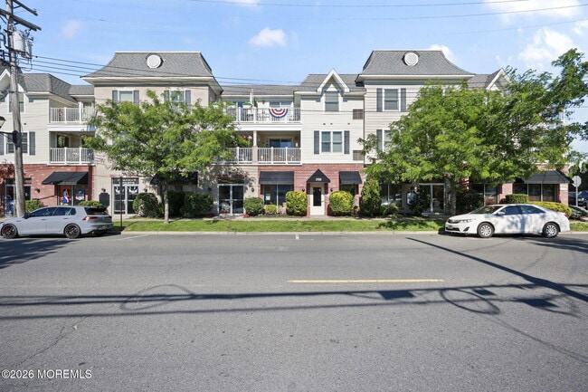 Building Photo - 1700 Main St Unit 209