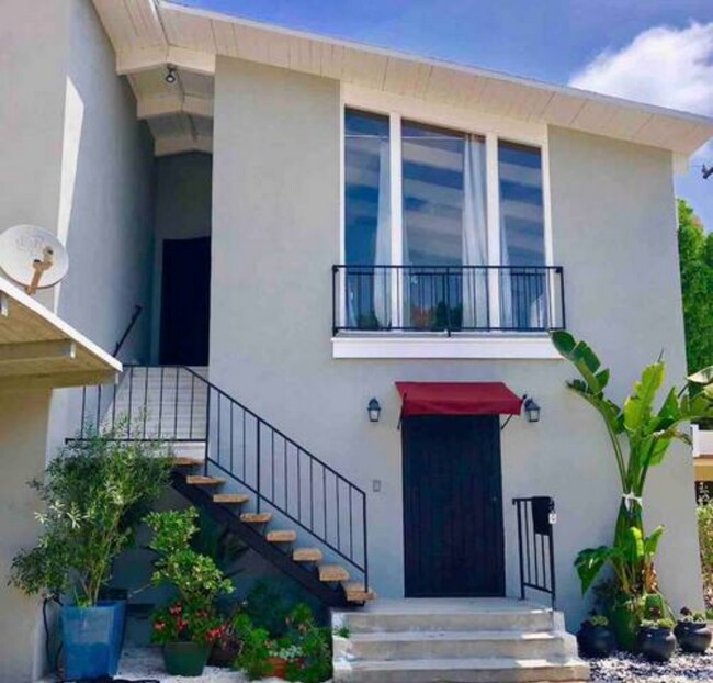 1152 N Ogden Dúplex - 1153 N Ogden Dr Unidad Ogden Duplex Upstairs