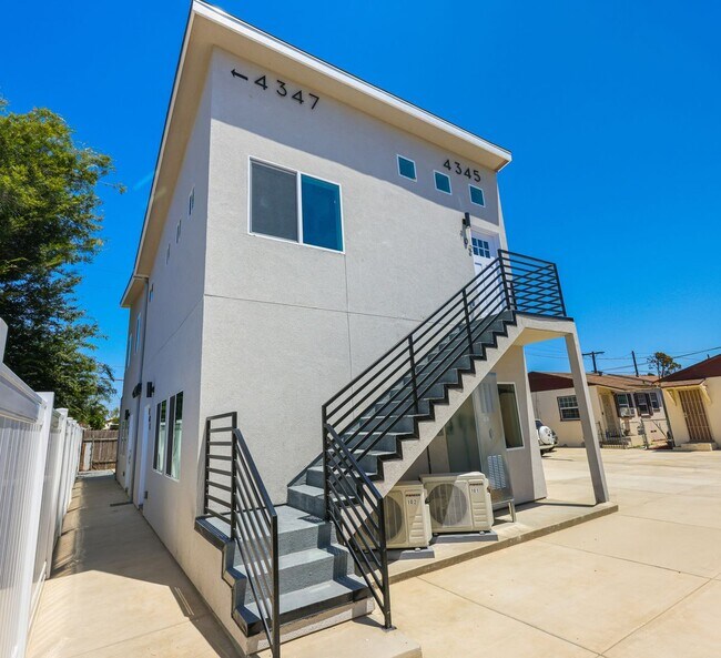 Brand New Upstairs 1 Bed 1 Bath! Convenien... - Brand New Upstairs 1 Bed 1 Bath! Convenien... Apartment Unit 4